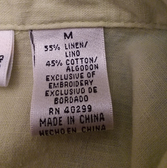 U436. Lt. Green, medium, button down blouse. - Picture 7 of 8